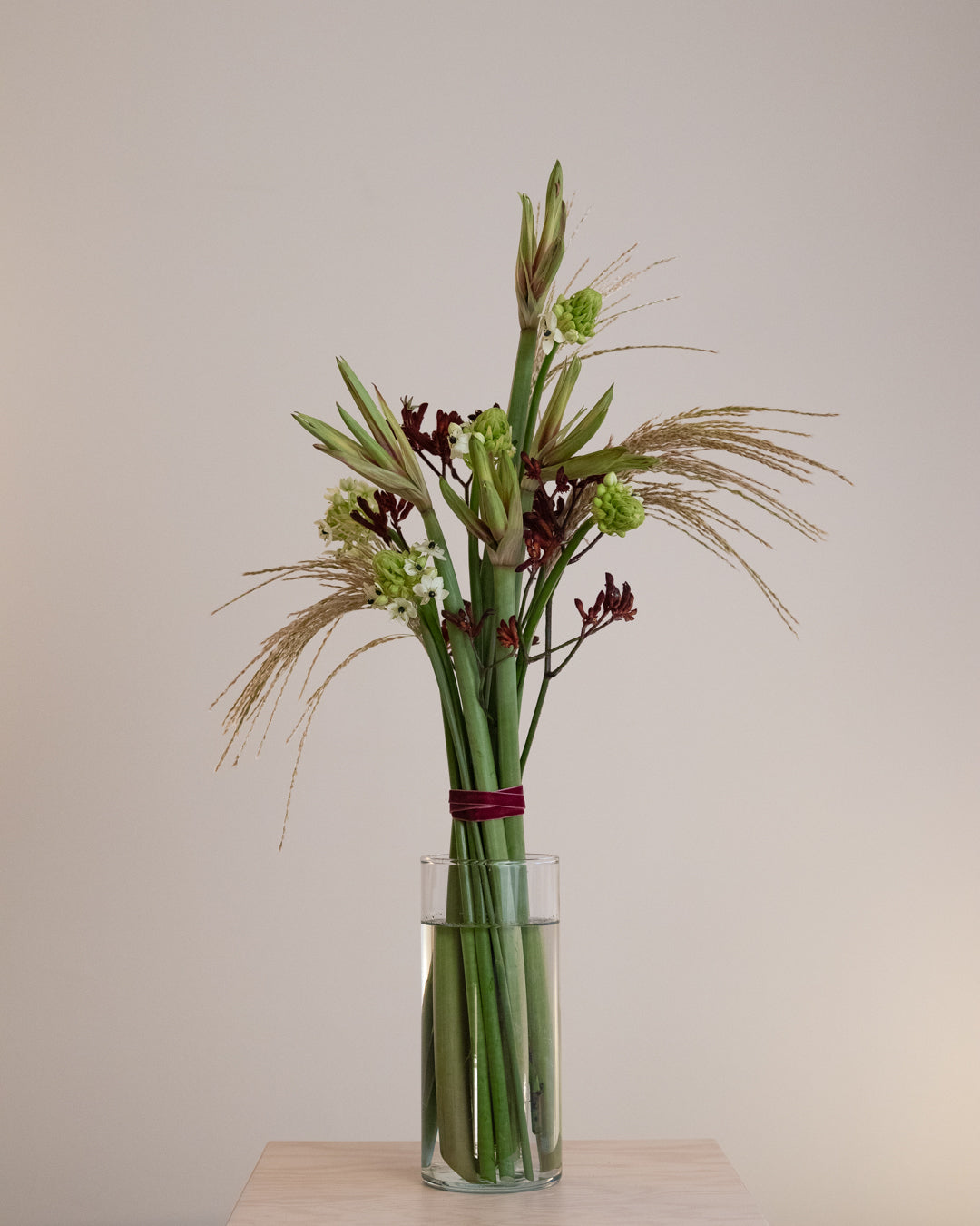 Graphic winter bouquet with structured lines and seasonal flowers in a balanced, sculptural design.