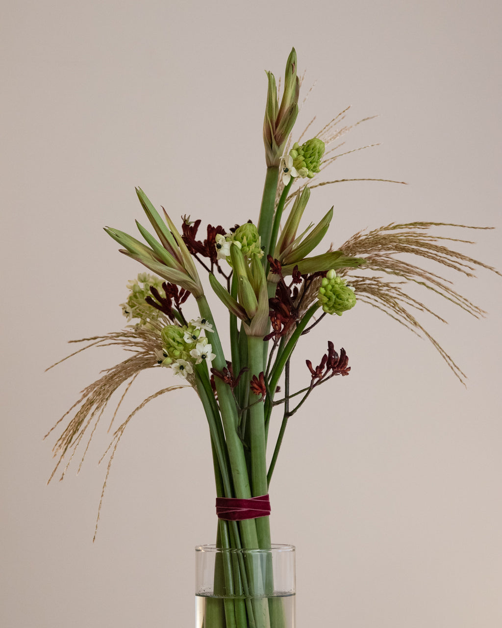 Graphic winter bouquet with structured lines and seasonal flowers in a balanced, sculptural design.