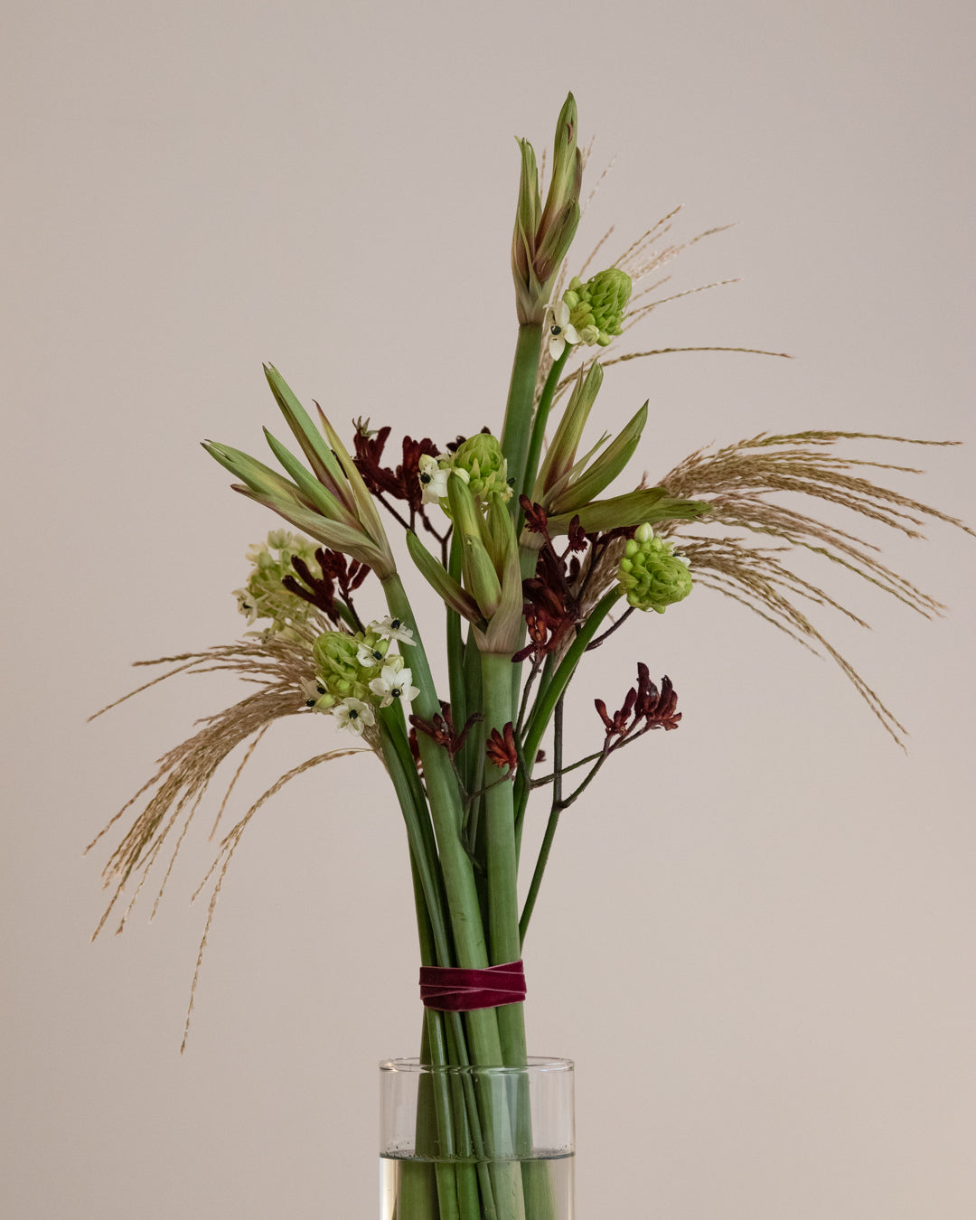 Graphic winter bouquet with structured lines and seasonal flowers in a balanced, sculptural design.